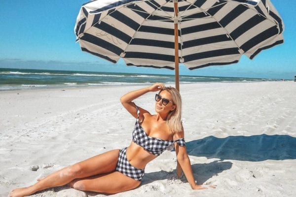Kissie/ Alexandra Nilsson på standen i bikini med nya mindre bröstimplantat